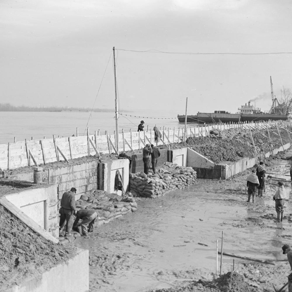 Sandsäcke auf dem Deich während des Hochwasserhöhepunkts aufschichten, Kairo, Illinois von Russell Lee