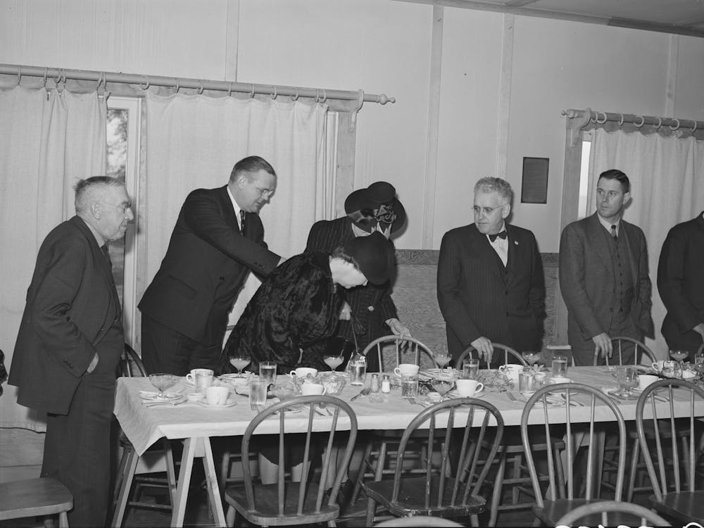 Mitglieder der Loomis Fruit Association Cooperative sitzen nach ihrem vierzigsten Jahrestreffen zum Abendessen