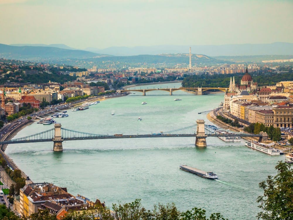 Parlament und Margareteninsel in Budapest, Ungarn