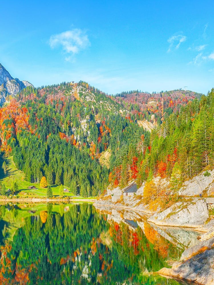 Herbstsee in den Alpen