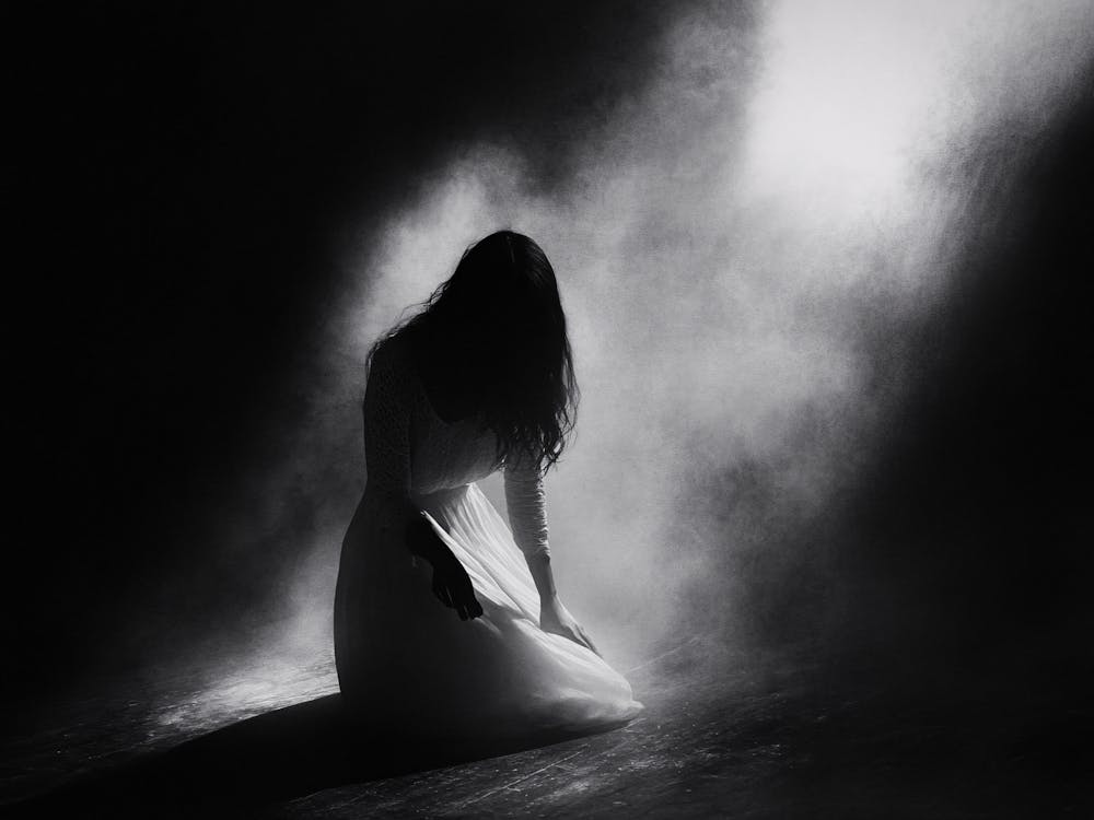 Femme Dans L'Obscurité