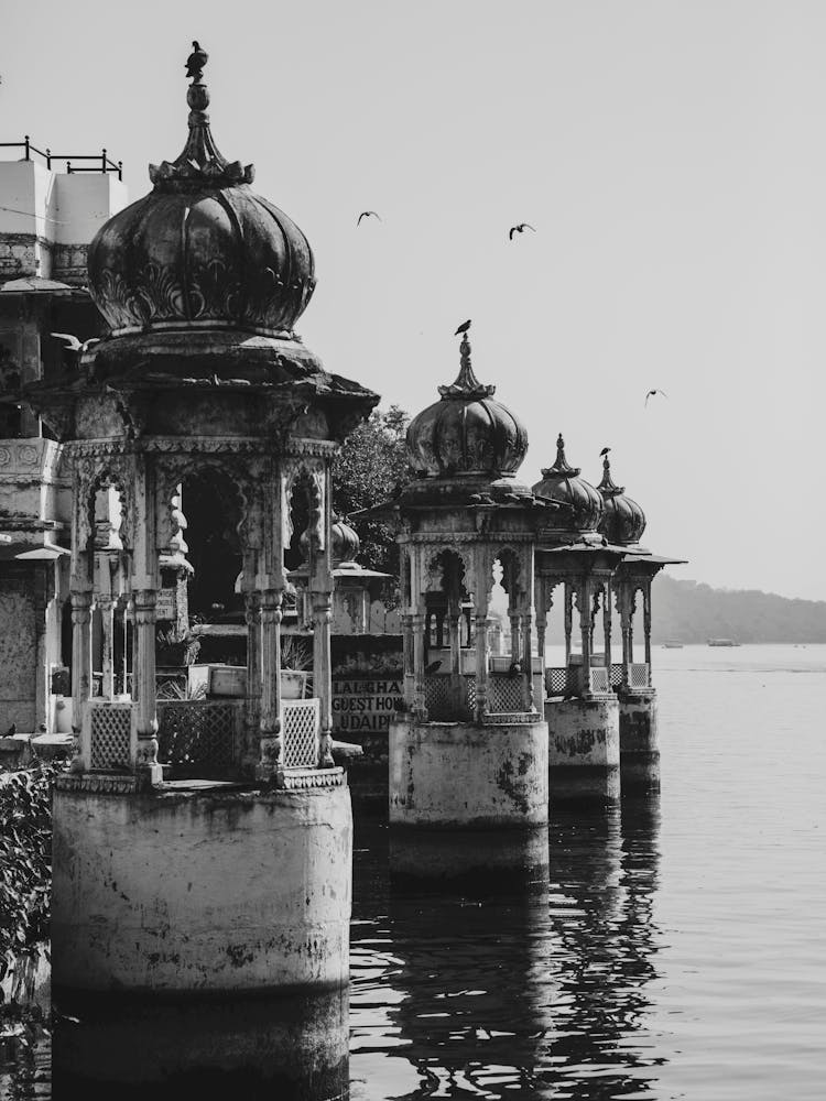 Säulen im See in Indien