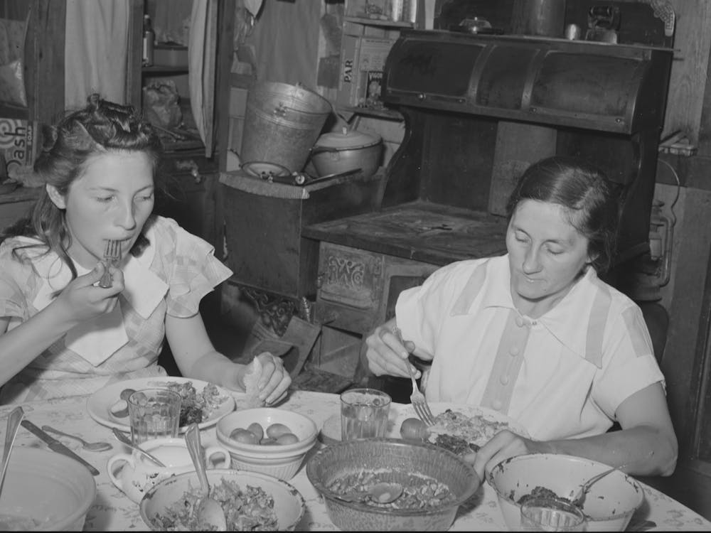 Mrs. Browning und ihre Tochter beim Abendessen, diese Familie konserviert viel im Einklang mit Fsa (Farm Security