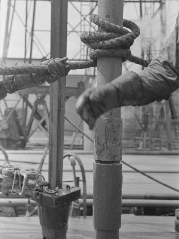 Photo sans titre, Probablement liée au détail de visser un tuyau dans un autre, Opérations de forage pétrolier, Kilgore,