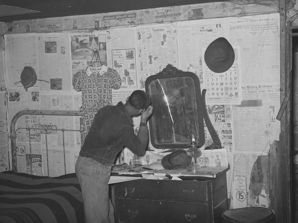 Fils aîné de Pomp Hall, Métayer, Se Peignant les Cheveux, Comté de Creek, Oklahoma, Voir Numéro de Légende Général
