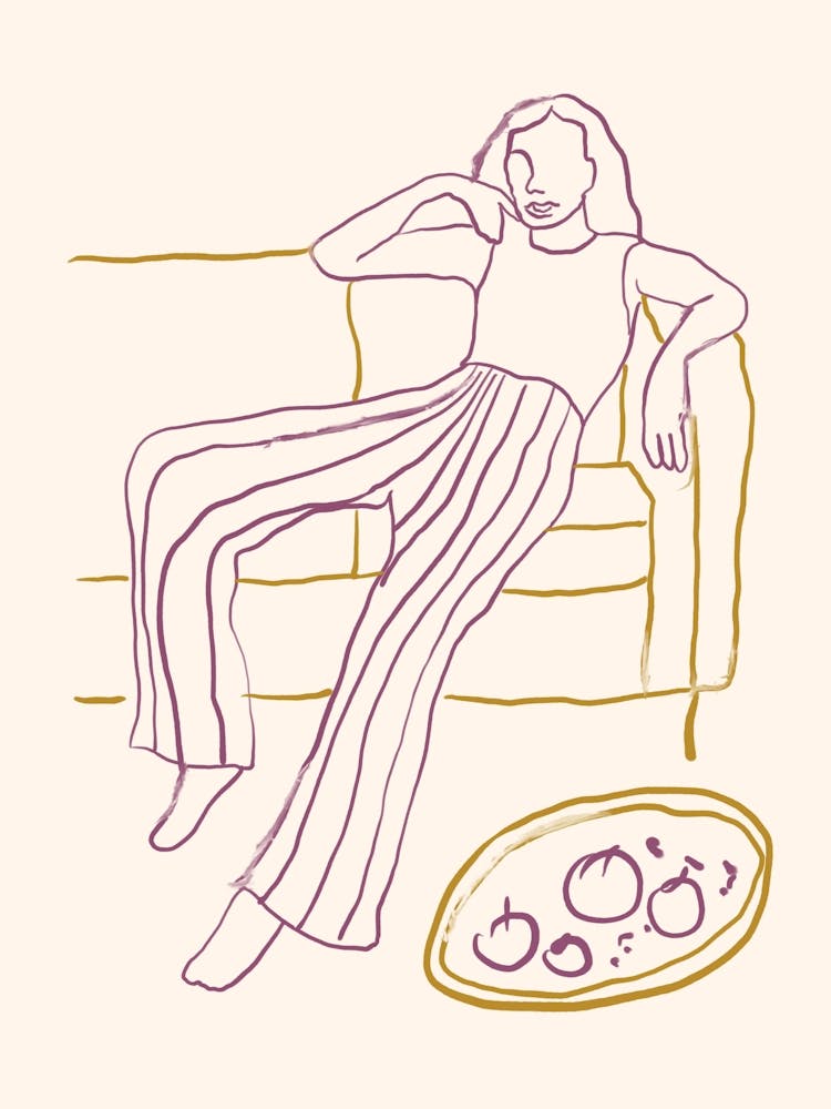 Frau entspannt auf einem Sofa