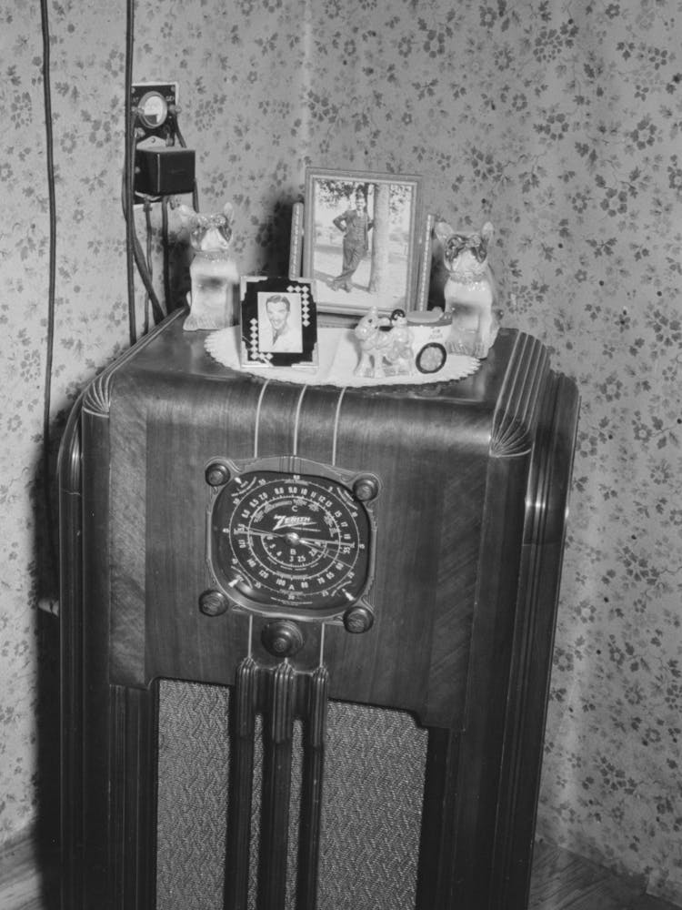 Radio Mit Ornamenten Und Dekorationen Im Haus Eines Fsa (Farm Security Administration) Klienten In Der Nähe