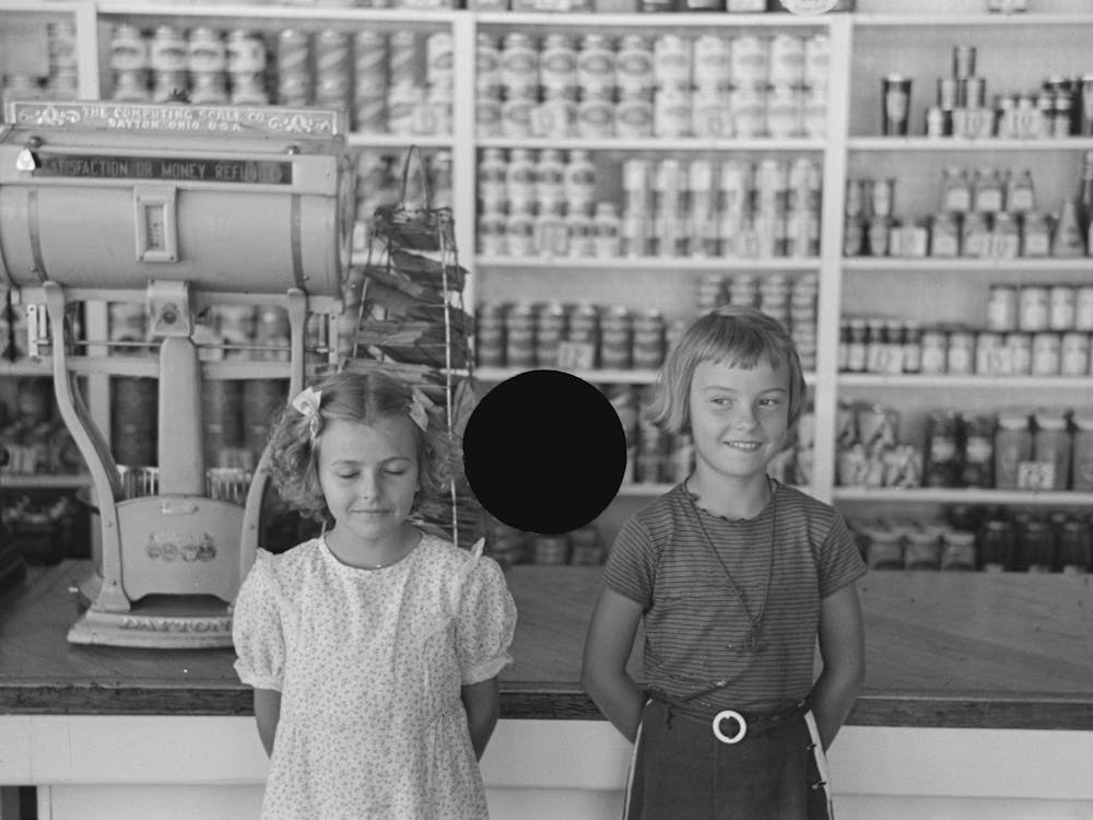 Photo sans titre, peut-être liée au coin d'un magasin général, Ericsburg, Minnesota par Russell Lee