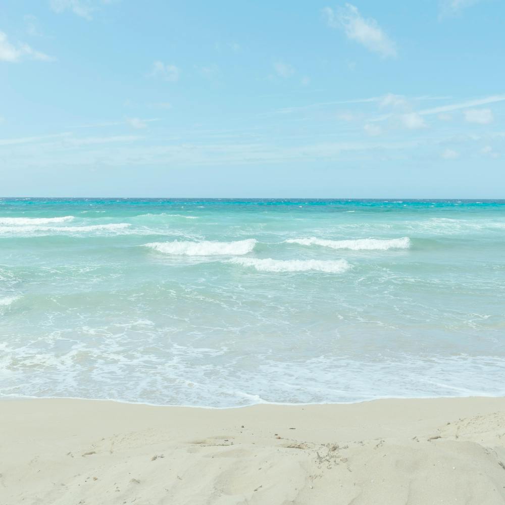 CARRÉ Sicile, Italie - Photographie de Voyage « Au Bord de la Mer » Photo de Plage Minimaliste
