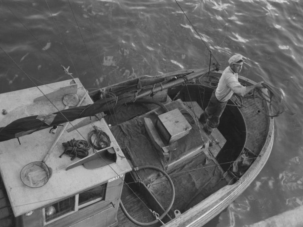 Wurfleine vom Fischerboot an Land an den Docks der Columbia River Packing Association, Astoria, Oregon von Russel