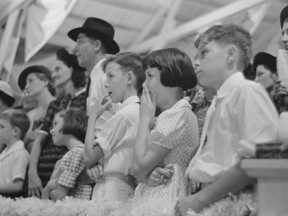 Gruppe von Leuten, die einem Zauberer zusehen, State Fair, Donaldsonville, Louisiana von Russell Lee