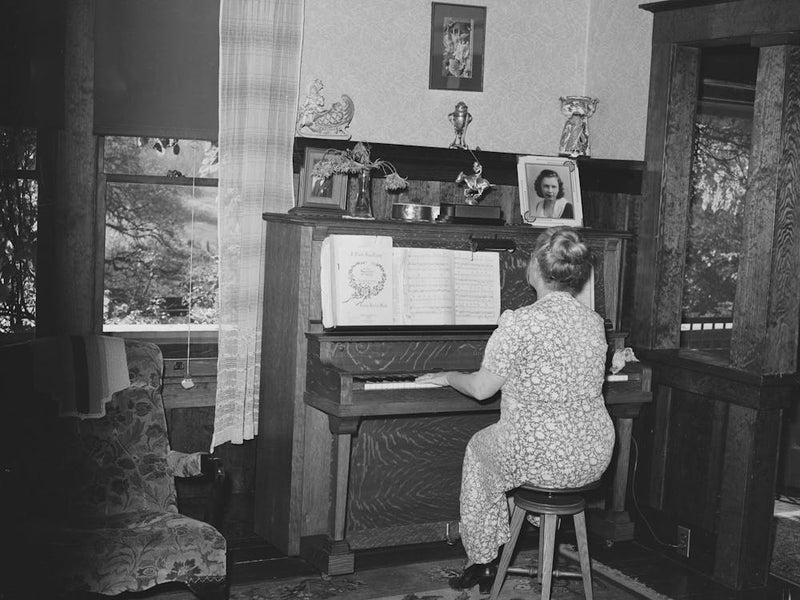 Femme de Fruiticulteur Jouant du Piano, Placer County, Californie, Parce Qu'Ils N'Ont Pas Changé La Variété De Prunes Et