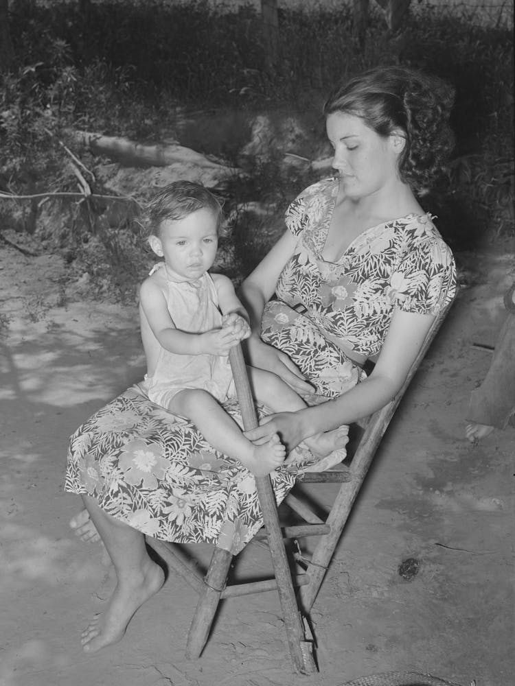 Wife Of Wpa (Works Progress Administrationwork Projects Administration) Worker And Her Child