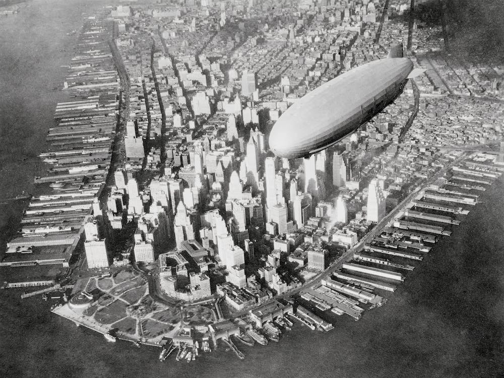 USS Akron (ZRS 4) en Vol au-dessus de Manhattan