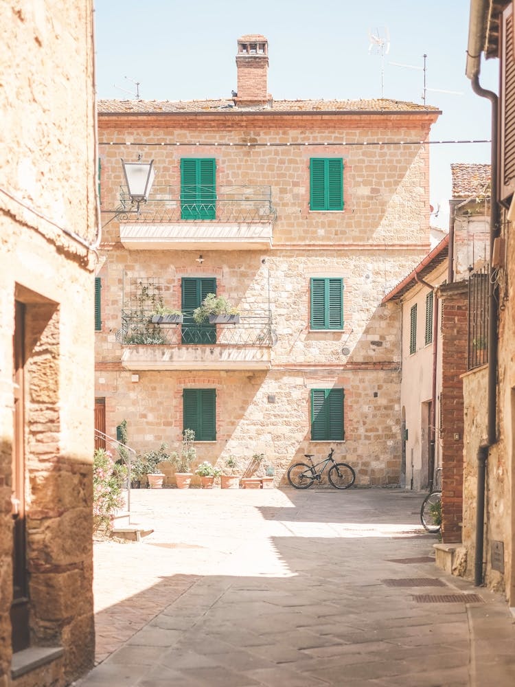 Tuscany, Italy I Medieval village of Pienza in golden light with terracotta rooftops, ochre walls and rustic charm photography in the Tuscan countryside for a warm and timeless Mediterranean feel