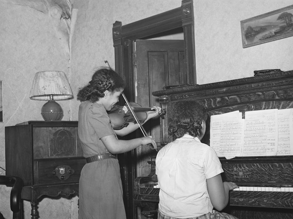 Kinder einer Familie in Not spielen, Chicago, Illinois von Russell Lee