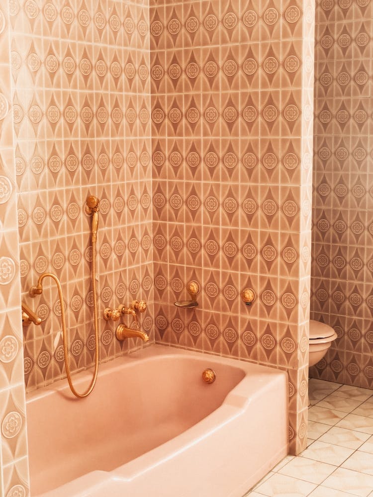 Rosa und goldene Badewanne