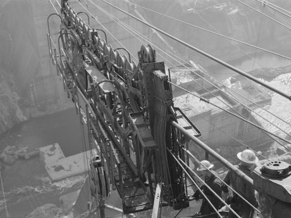Blick vom Hauptturm, von dem aus Seilbahn und Transportkübel betrieben werden, Shasta Dam, Shasta County