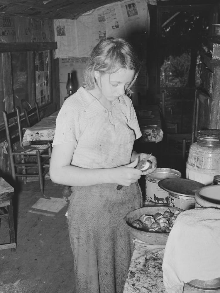 Fille de métayer épluchant des pommes de terre pour le repas de midi, Muskogee, Oklahoma de Russell Lee