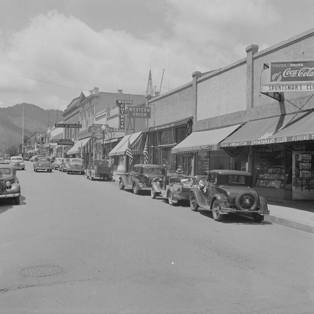 Yreka, Kalifornien, Auf der Hauptstraße, Yreka ist der Kreissitz eines an Mineralvorkommen reichen Landkreises Von Russell Lee