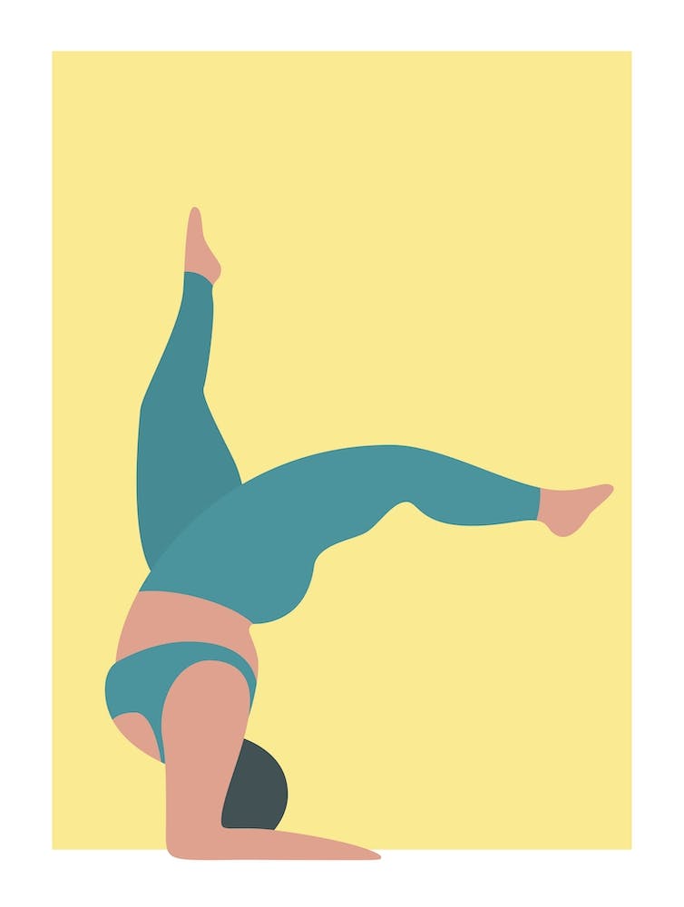 Femme En Pose De Yoga En Jaune