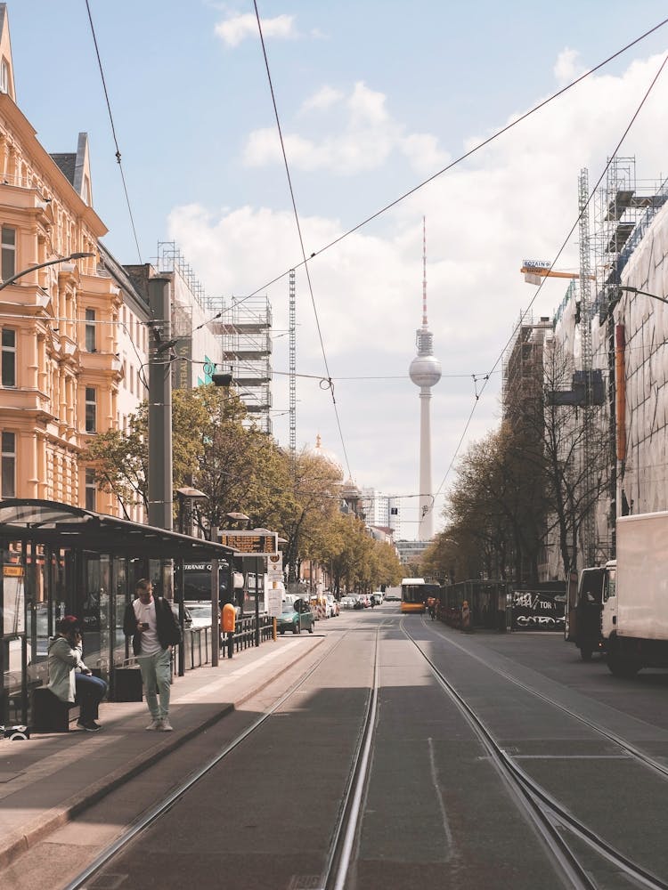 Berlin, Allemagne I Rue du tramway matinal avec la tour Fernsehturm en arrière-plan esthétique mélancolique ambiance automnale et géométrie urbaine dans une photographie de paysage urbain industriel soviétique brut et authentique