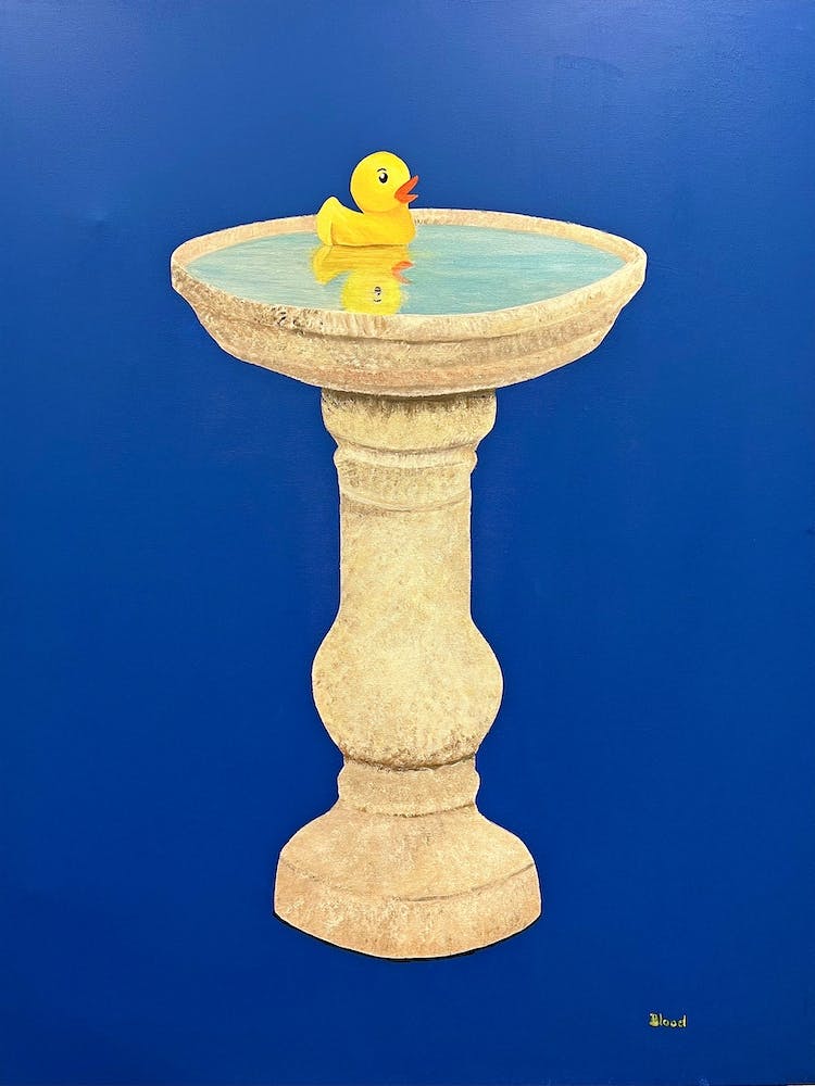 Ein Vogelbad-Gummi-Entchen in einem Brunnen