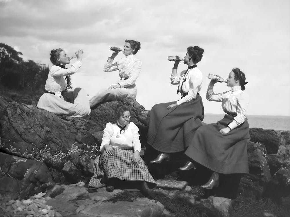 Femmes Buvant de la Bière, Vieille Photo Noir et Blanc, Décor de Bar Vintage