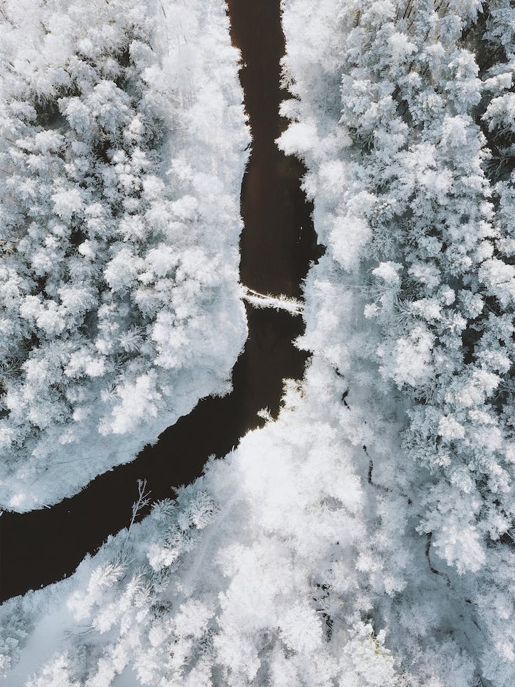 Schneebedeckter Fluss