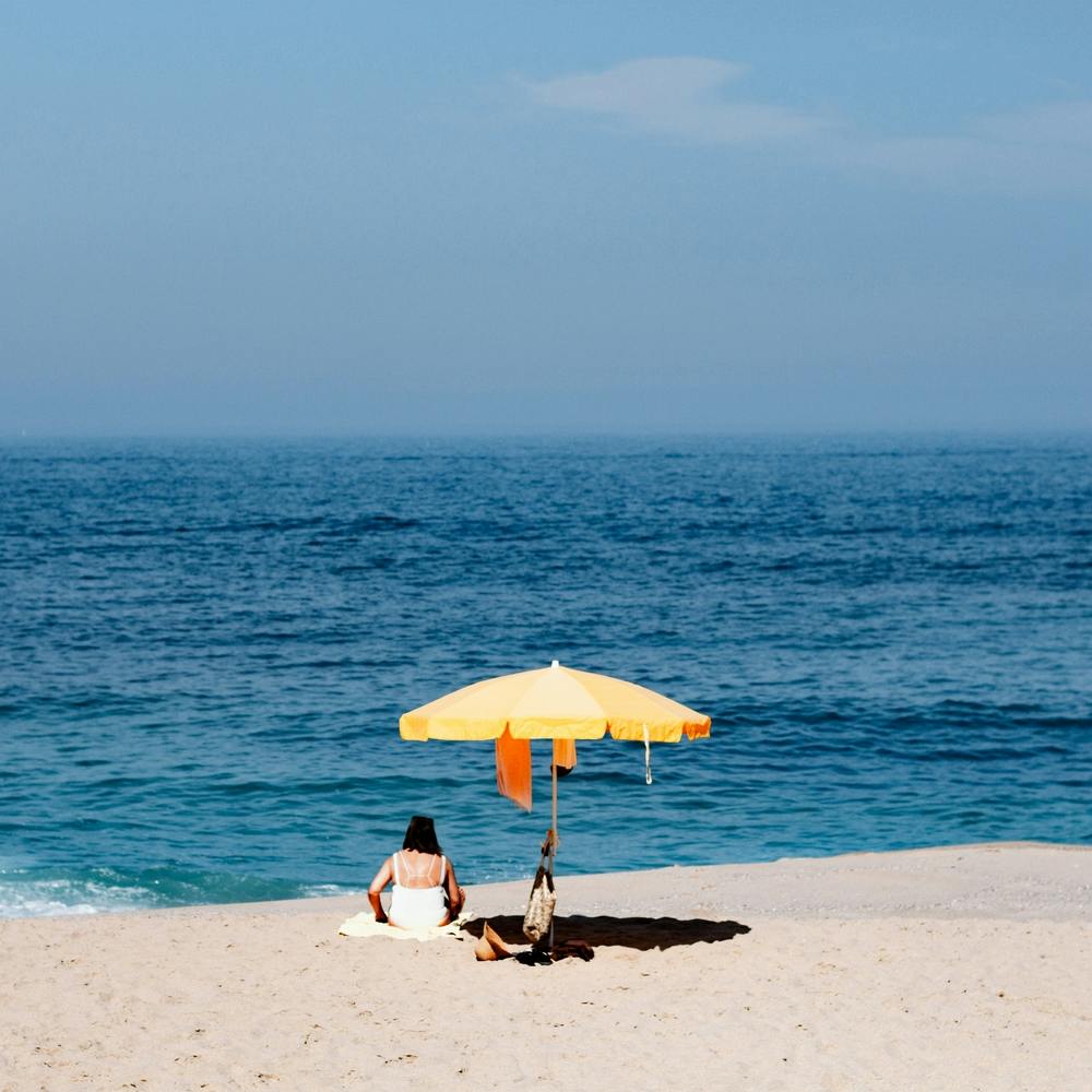 Der Gelbe Sonnenschirm Das Blaue Meer Und Der Sommerstrand In Portugal Quadratisch