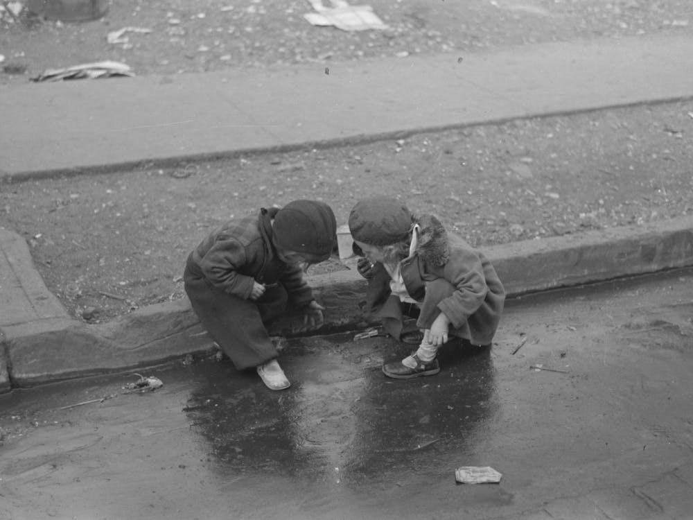 Enfants Jouant Dans Le Caniveau Sur La 139e Rue Juste À L'Est de St. Anne's Avenue, Bronx, New York Par Russell Lee 1