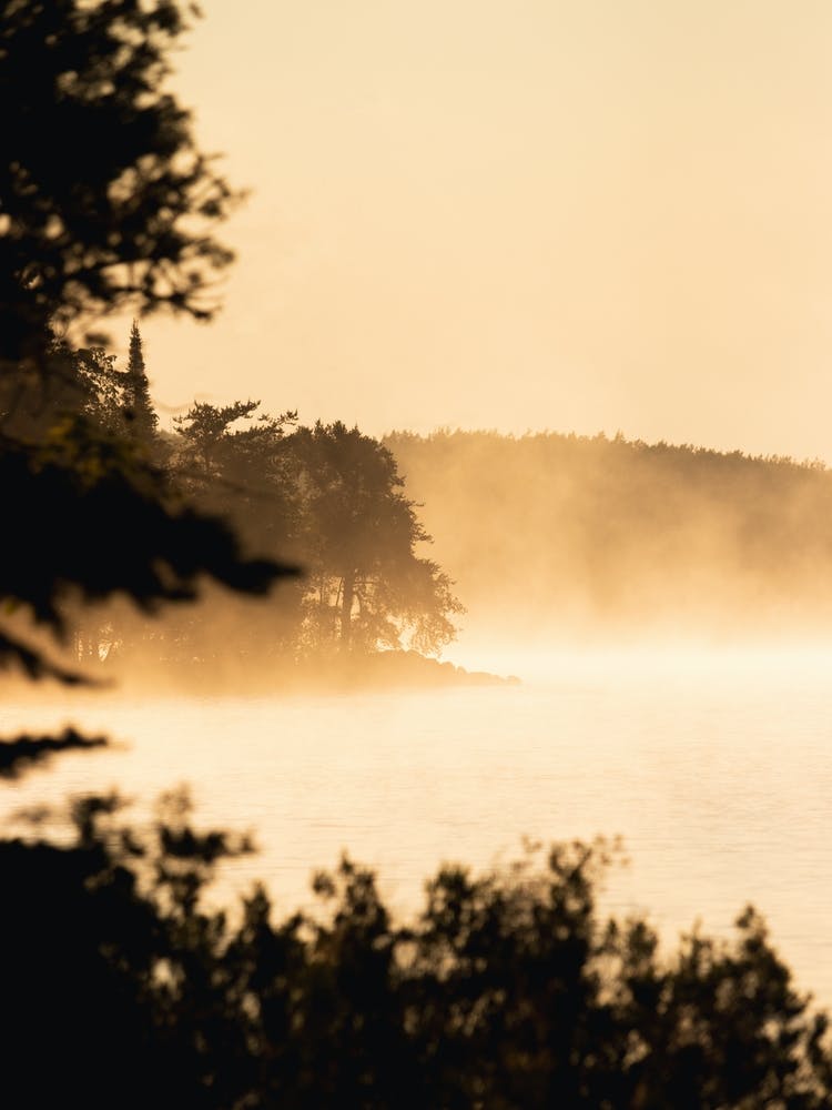 Lac dans la brume matinale au lever du soleil – Gunflint Lake Sunrise Boundary Waters Canoe Area Minnesota Bwca