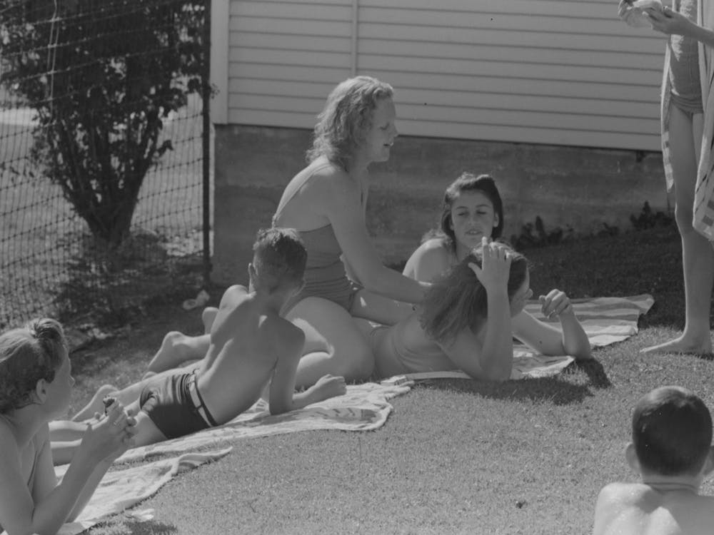 Photo sans titre, Éventuellement lié à Sun Bathers At The Park Swimming Pool, Caldwell, Idaho Par Russell Lee 1