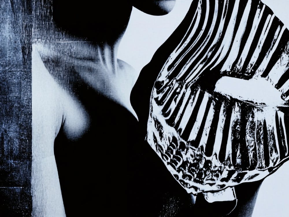 Femme Tenant Une Chauve-Souris