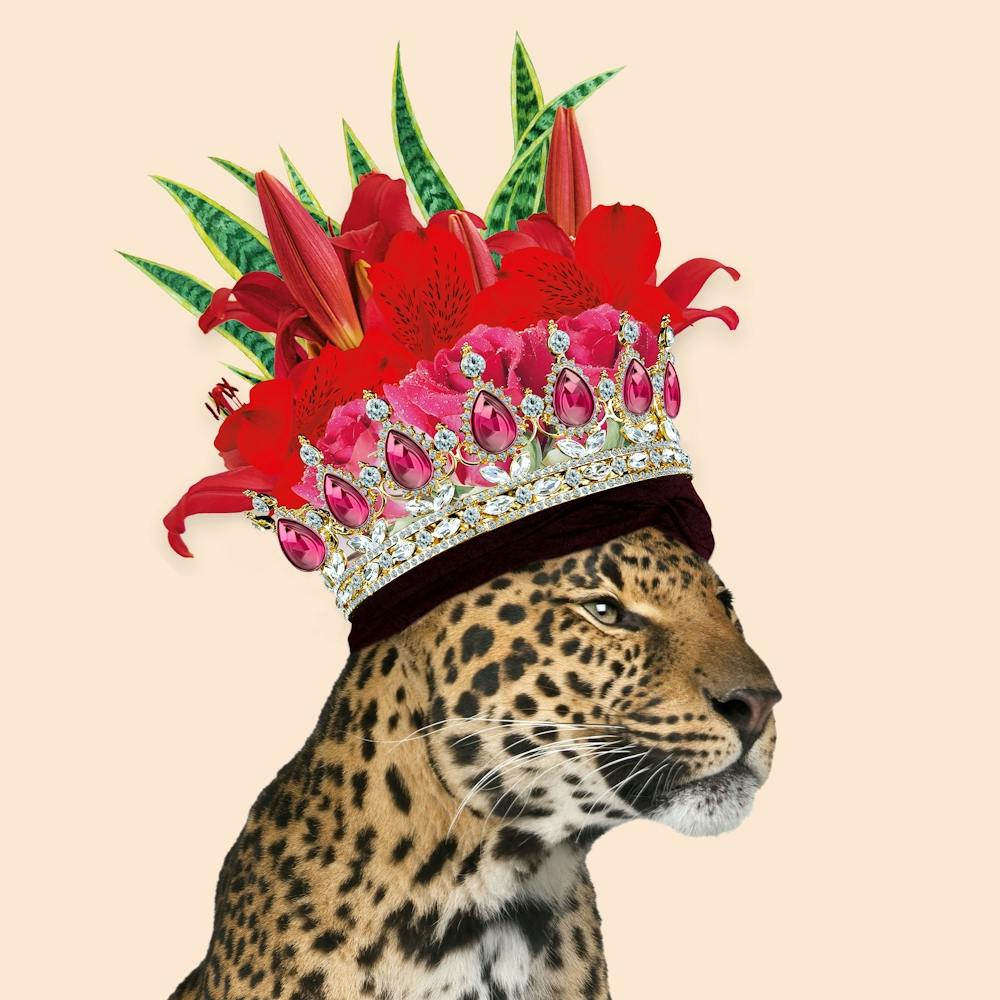 Léopard Royal Portant une Couronne Florale En Crème 1