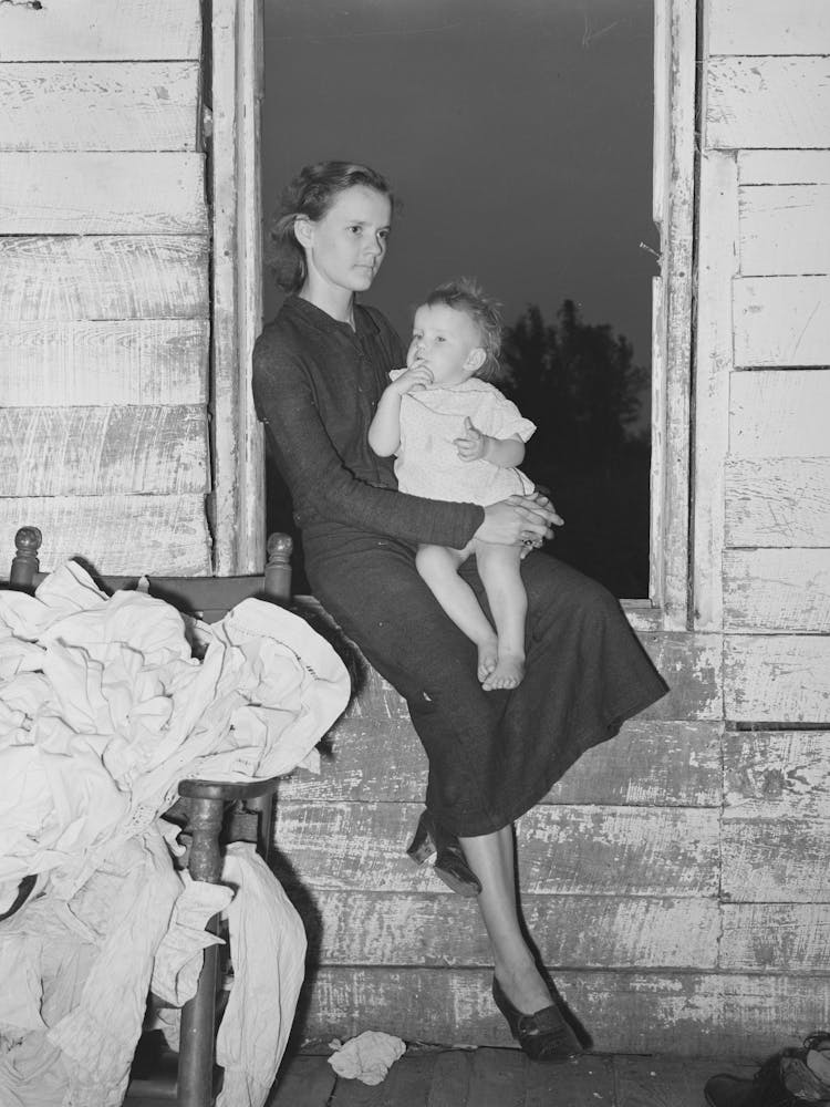Filles de la Famille Allen Près de Morganza, Louisiane, Assises à la Fenêtre Par Russell Lee