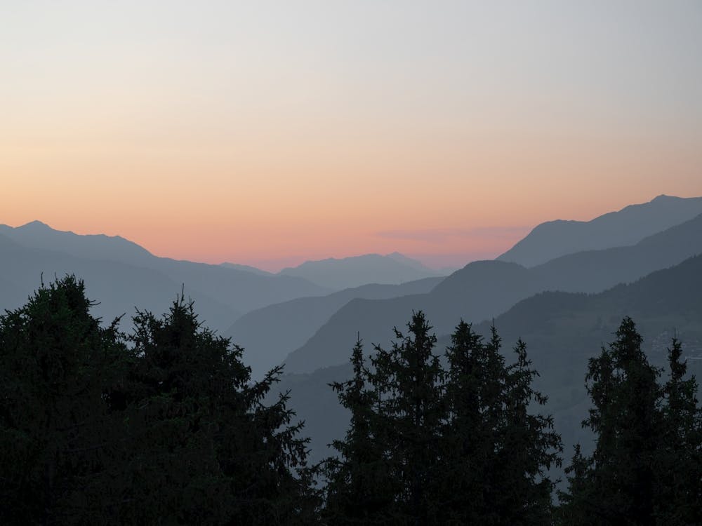 Lever de soleil pastel dans les montagnes des Alpes françaises à Courchevel - photographie de nature et de voyage estivale par Christa Stroo