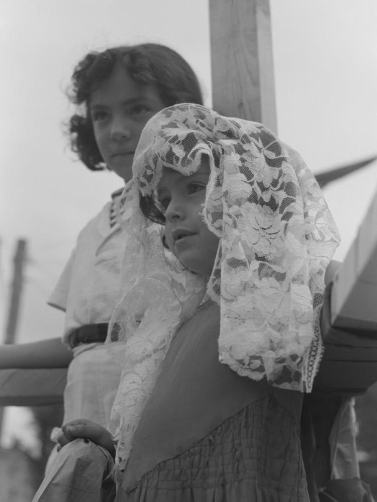 Unbetiteltes Foto, möglicherweise im Zusammenhang mit spanisch-amerikanischen Menschen auf einer Fiesta, Taos, New Mexico von Russell Lee 1