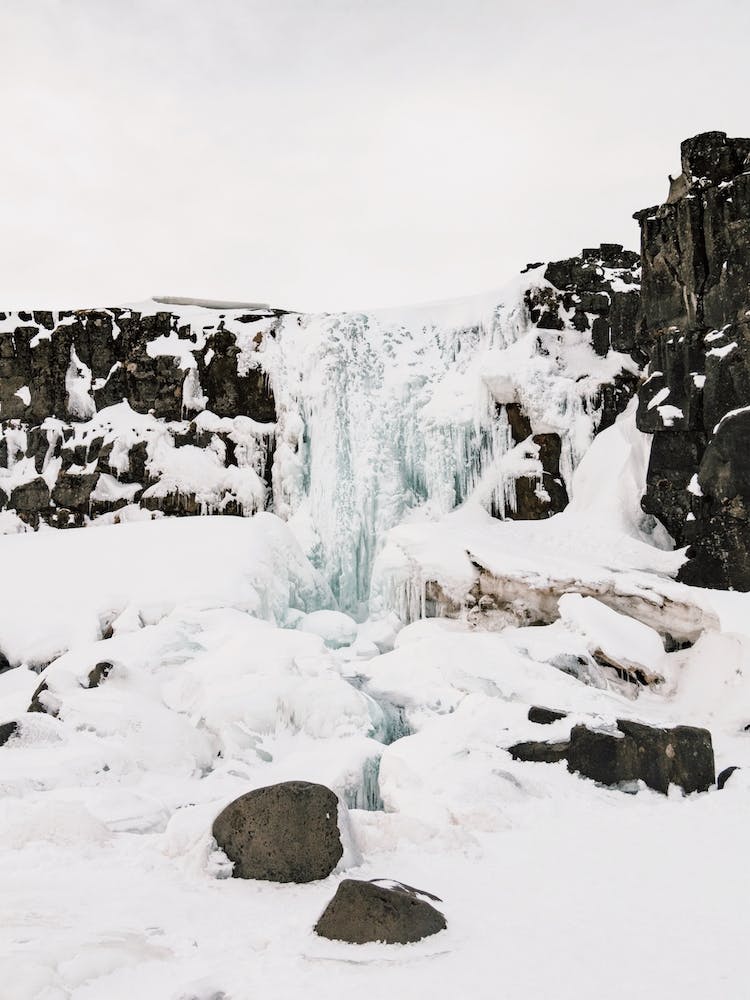 Gefrorener Winterwasserfall