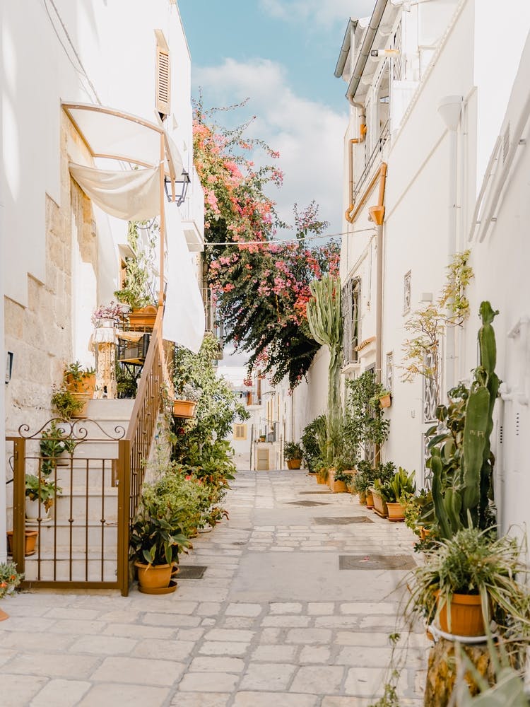 Alleyway In Puglia, Italy | travel photography