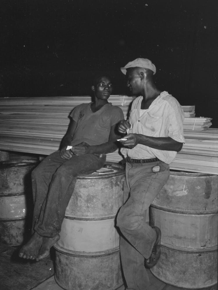 Photo sans titre, possiblement liée à des débardeurs manipulant un baril, La Nouvelle-Orléans, Louisiane par Russell Lee 2