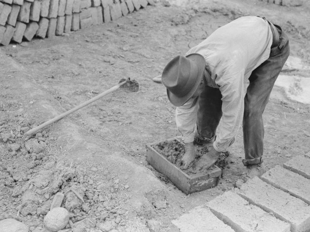 Unbetiteltes Foto, möglicherweise bezogen auf Holzform wird über Lehmgemisch beim Ziegelmachen platziert, Chamisal