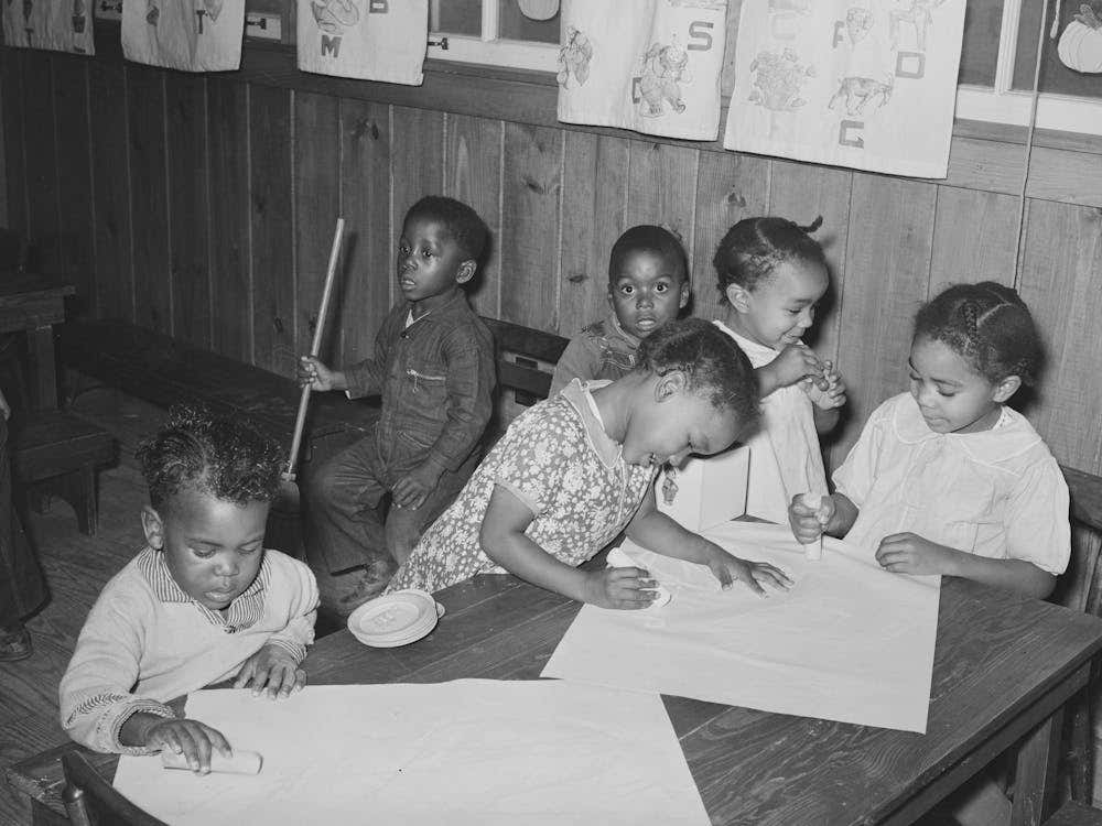 Kinder spielen mit Kreide in der Vorschule, Lakeview Project, Arkansas von Russell Lee