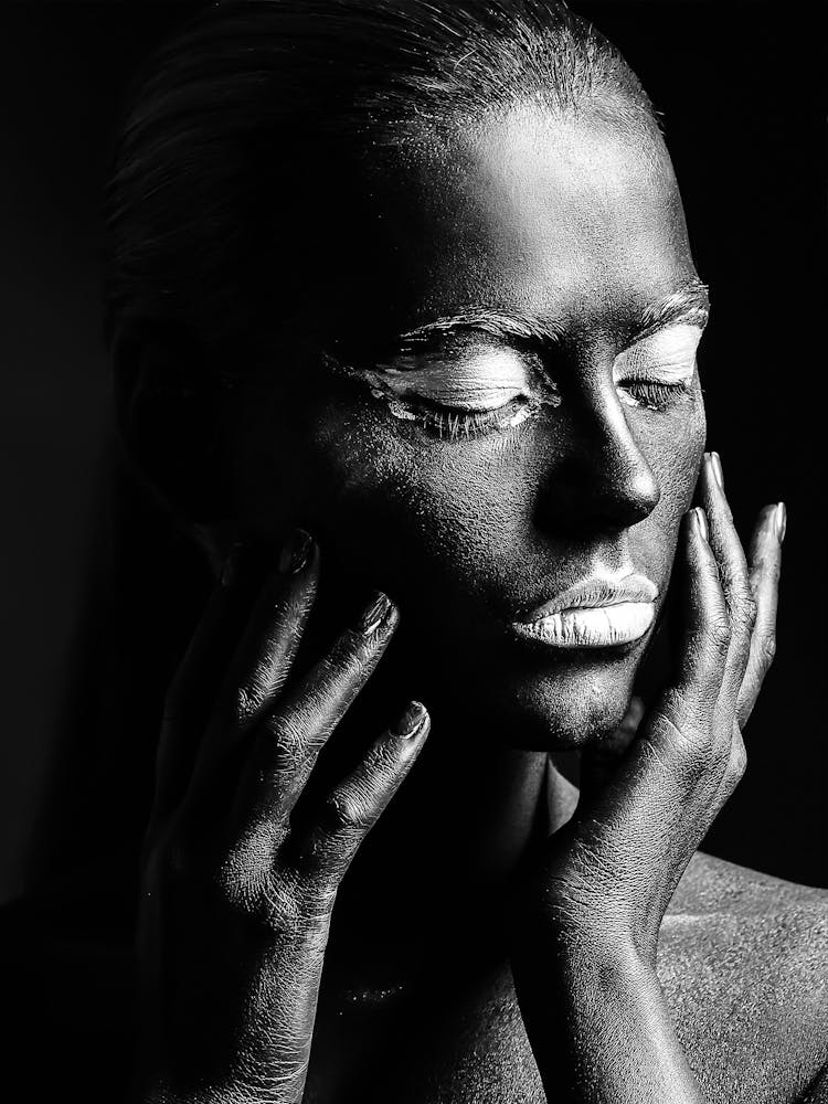 Portrait en Noir et Blanc d'une Femme 17