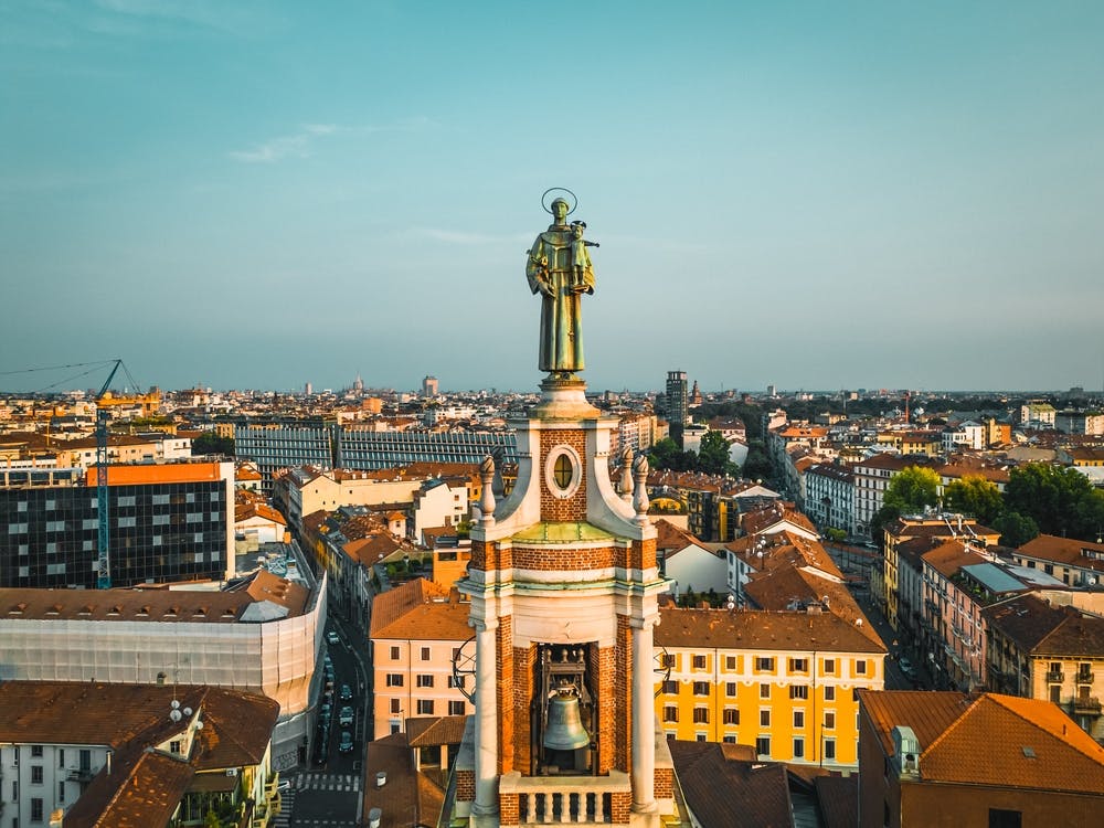 Italienische Kunstkirche in Mailand. Draufsicht auf die Katholische Kirche und die europäische Altstadt von Mailand, Italien. Dach. Basilika Heiligtum des Sant'Antonio von Padua