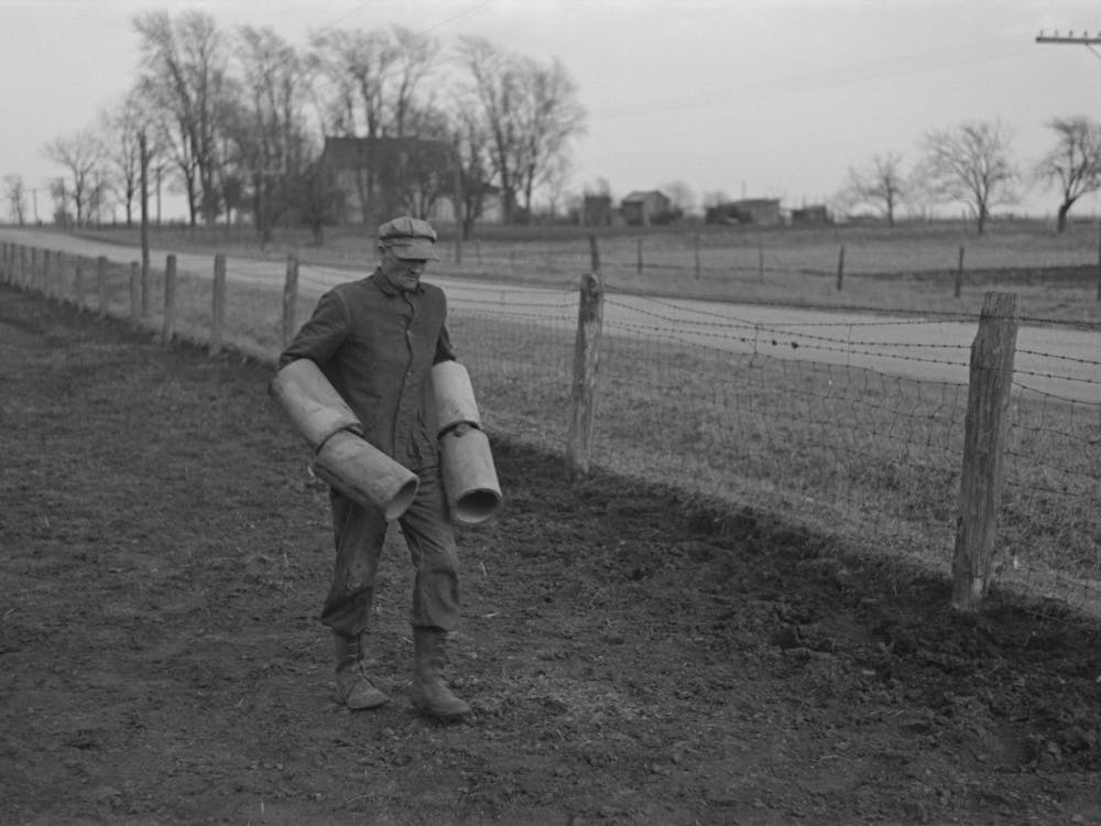 Tip Estes trägt Ziegelsteine auf einen Wagen, Fowler, Indiana von Russell Lee 1