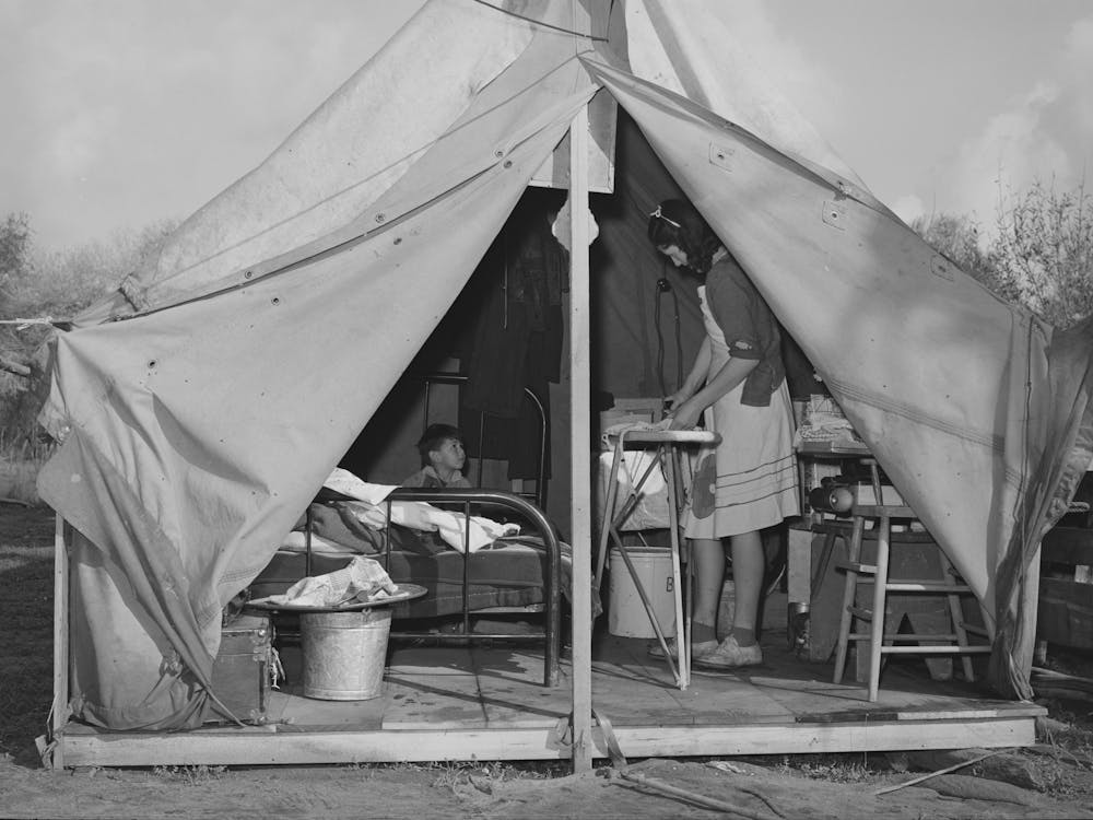 Femme d'Ouvrier du Bâtiment Repassant dans sa Tente-Maison, Mission Valley, Californie, à Environ Trois Miles de San Diego Par