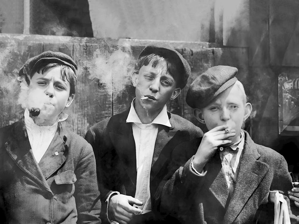 Jungen rauchen Vintage Schwarz-Weiß Foto