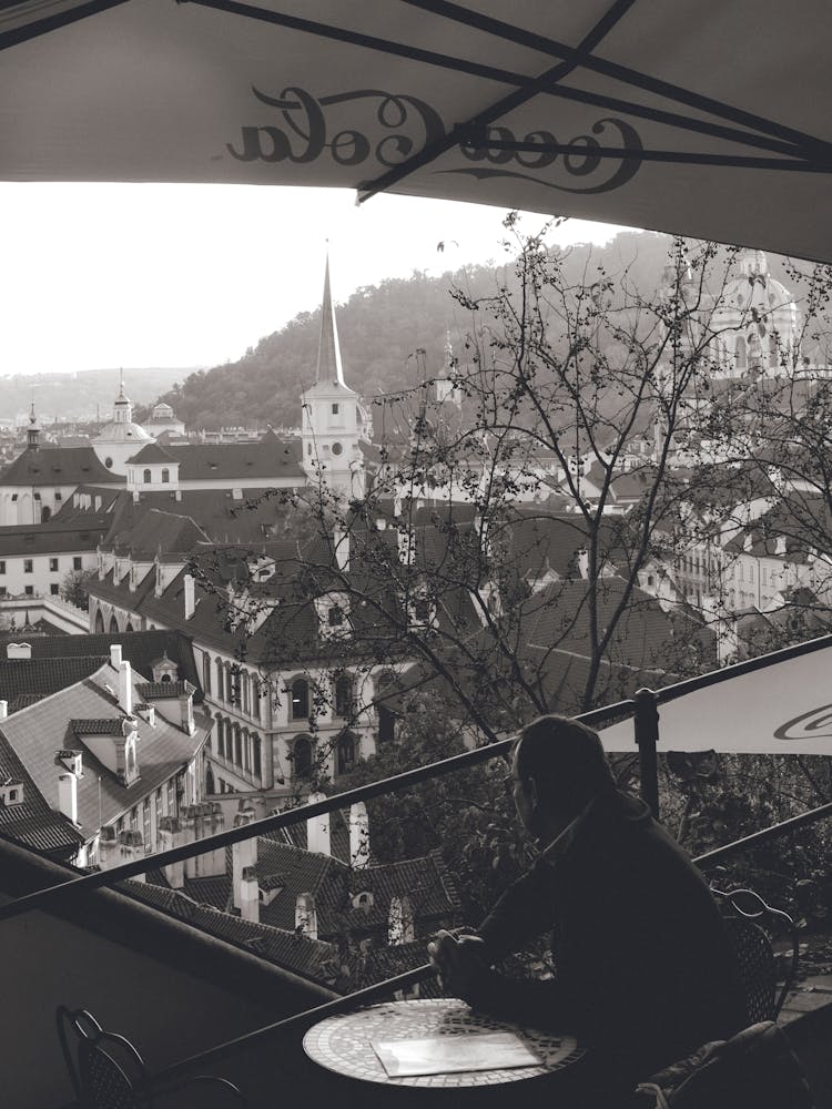 Mann blickt über Prag