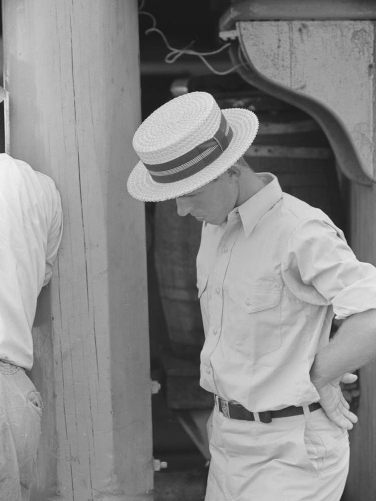 Unbetiteltes Foto, möglicherweise bezogen auf Ureinwohner von Boothville, Louisiana auf einem Dock von Russell Lee